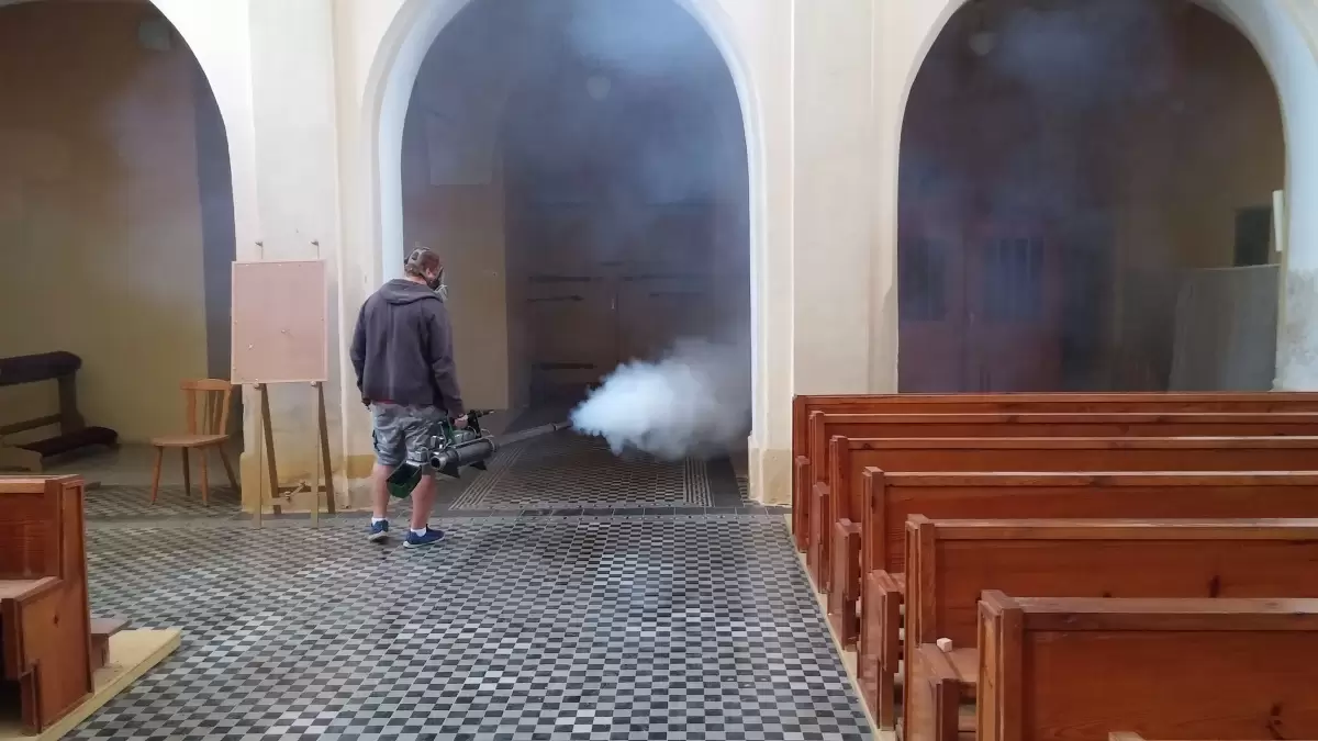 Farní kostel v Tasovicích - údržba lavic varhan a oltářů proti škůdcům
