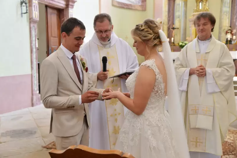 Svatba Tomáše Čecha a Jasmin Gritsch v kostele v Dyji